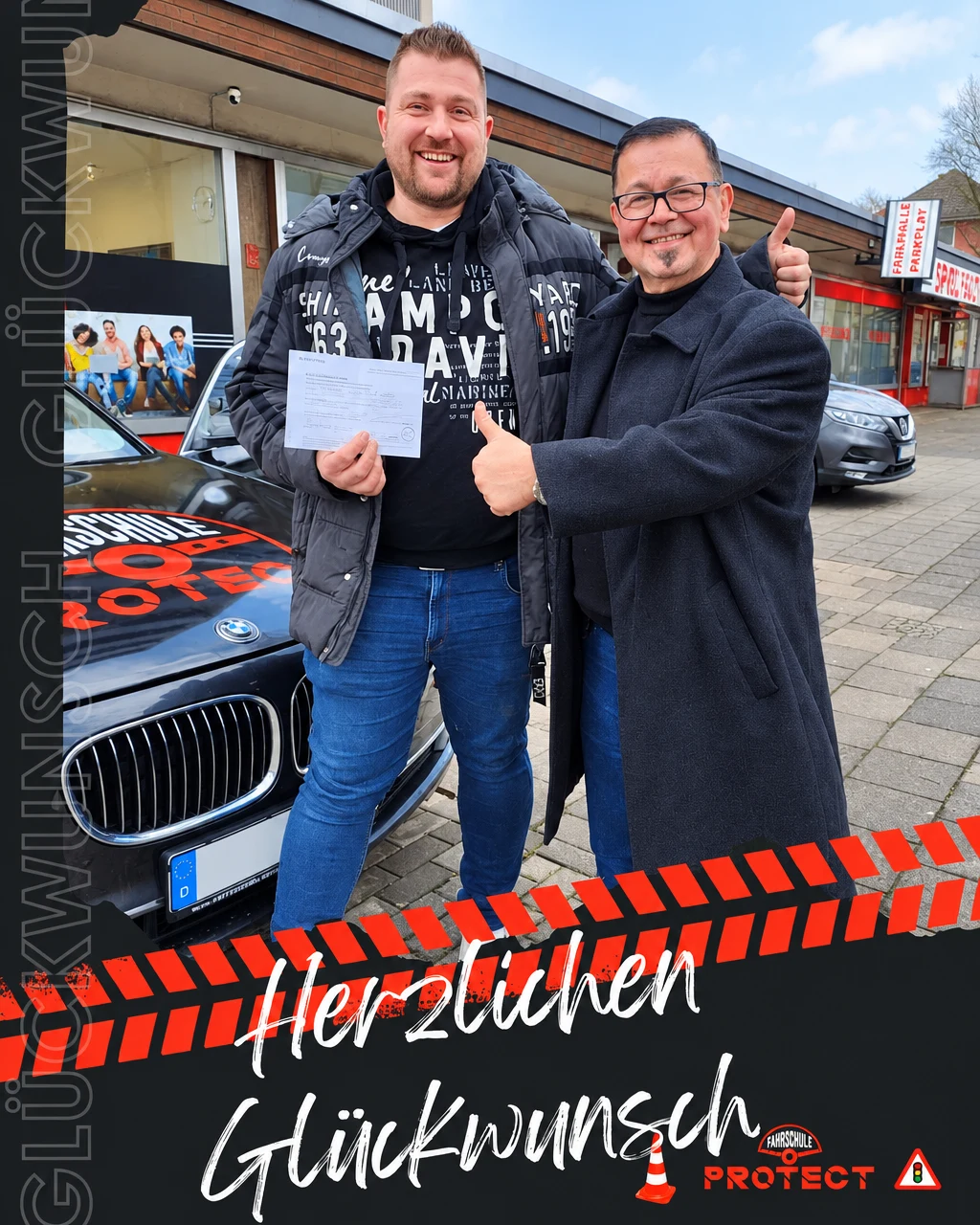 Fahrschüler mit bestandener Prüfung und Fahrlehrer