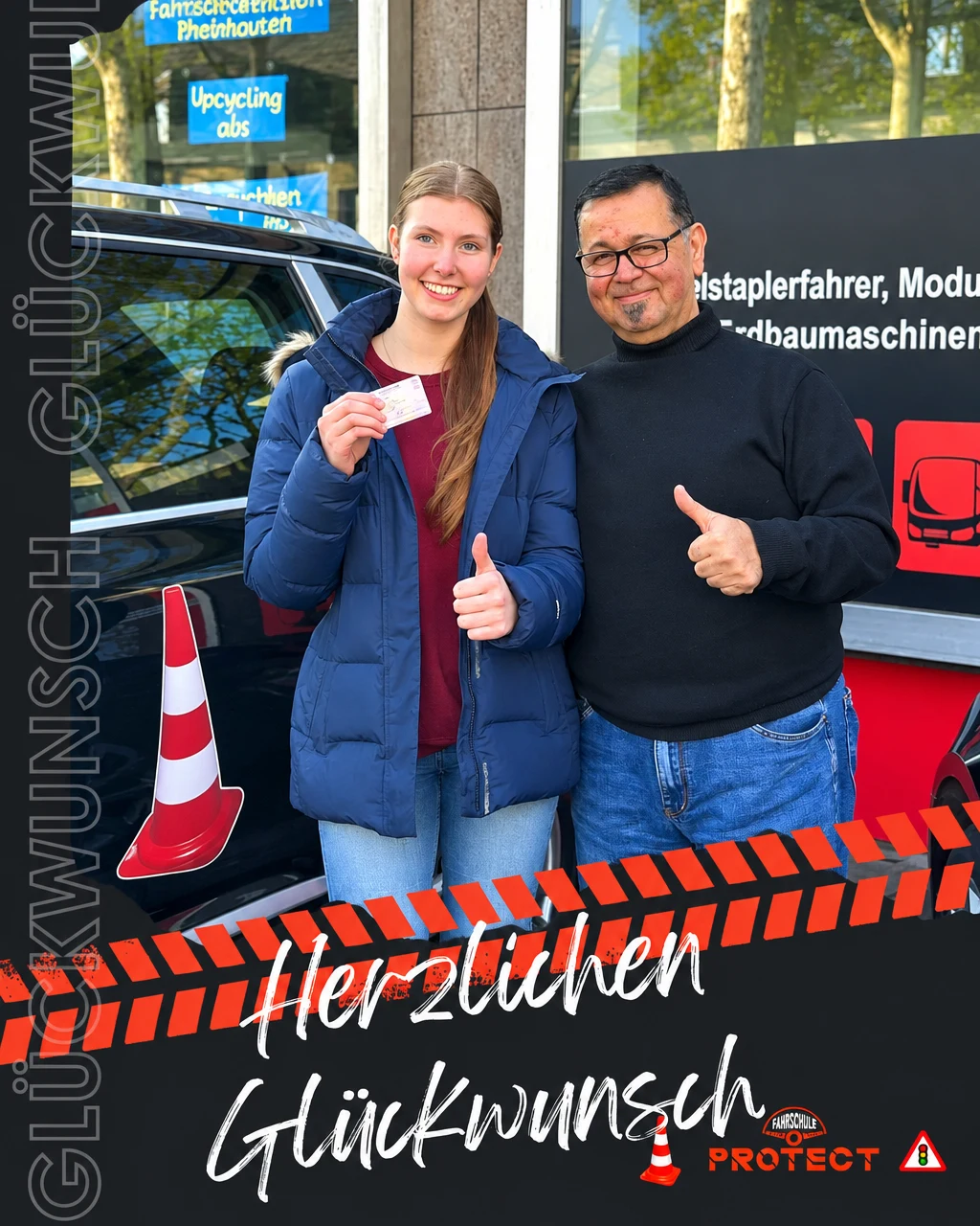 Fahrschülerin mit neuem Führerschein und Fahrlehrer