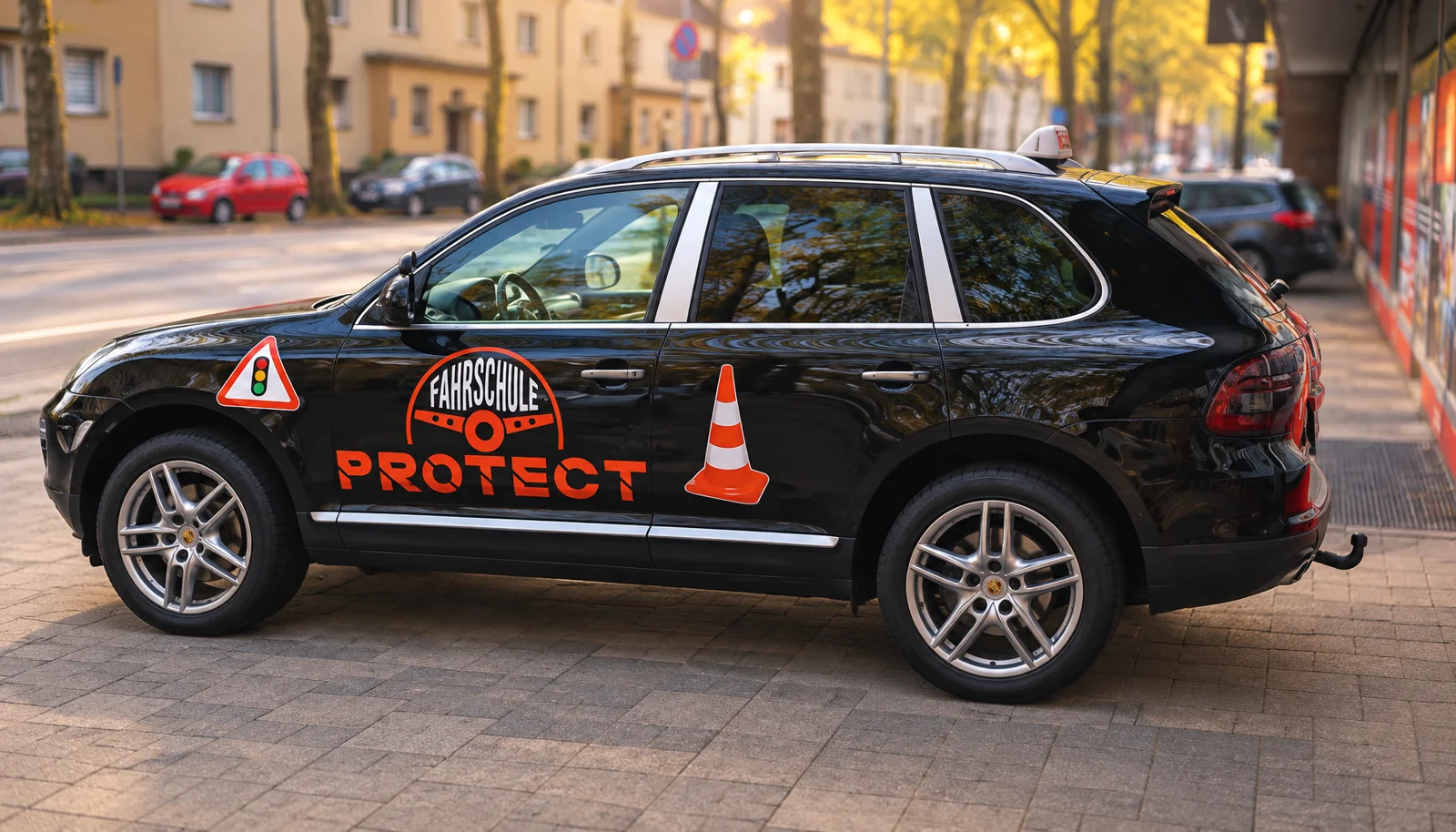 Fahrschulwagen Porsche Cayenne der Fahrschule Protect, Seitenansicht